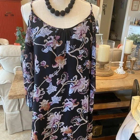 White House black market size medium off shoulder‎ with long angel sleeves - Picture 3 of 12